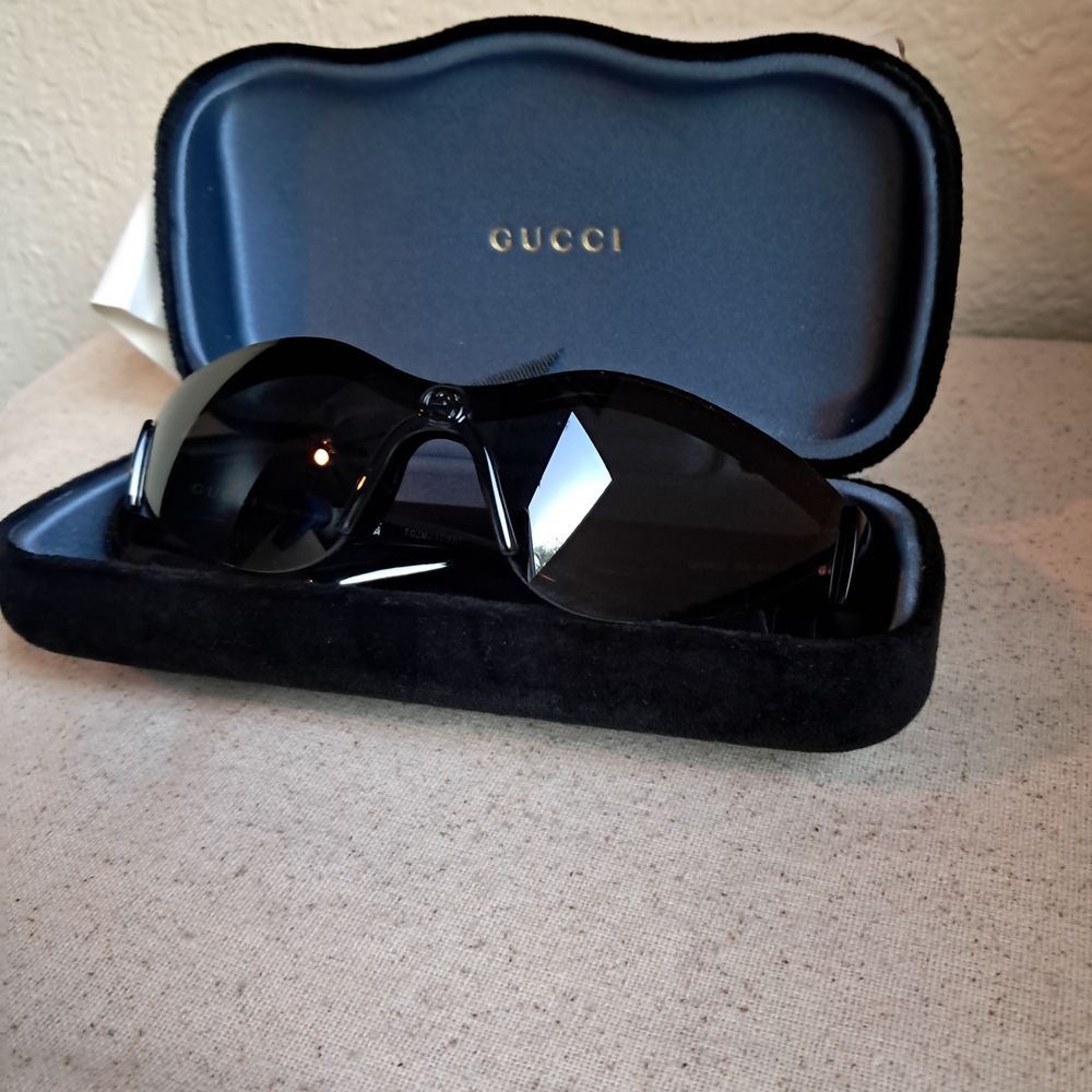 Gucci Sleek Black Sunglasses